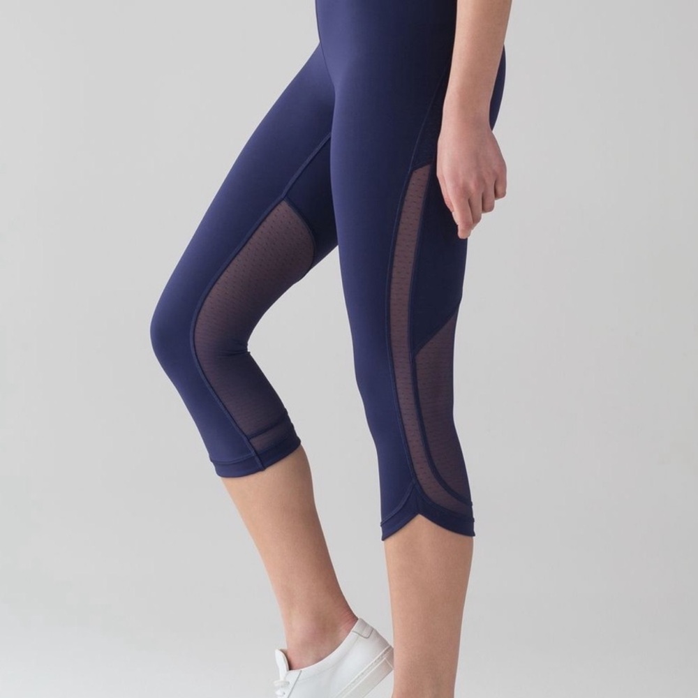 Lululemon Revitalize Blue Mesh 21" High Rise
Crop Leggings Size 10